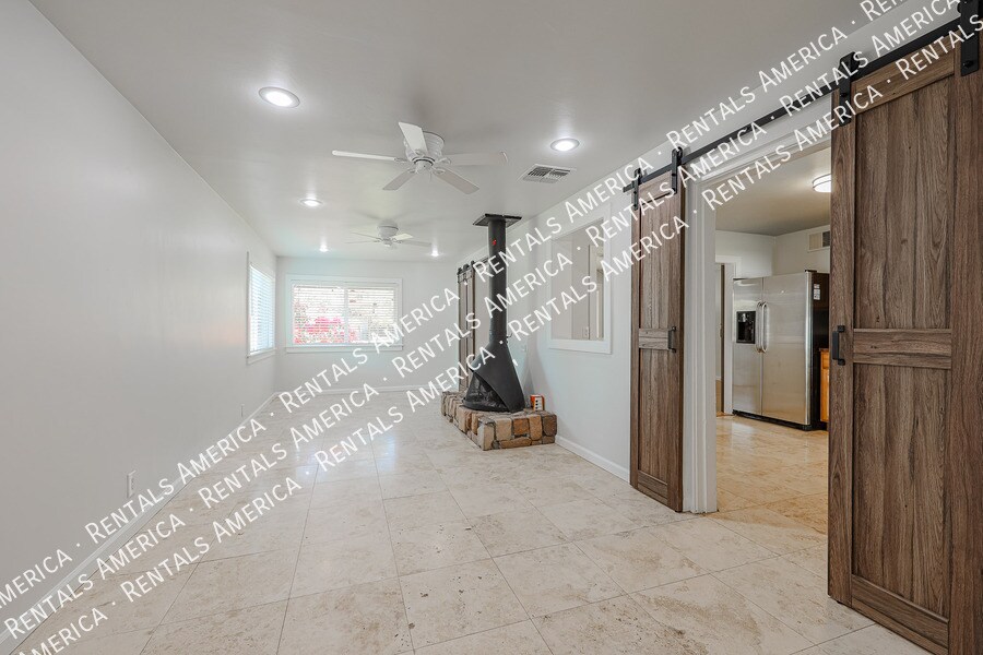 Building Photo - 1538 E Cedar St