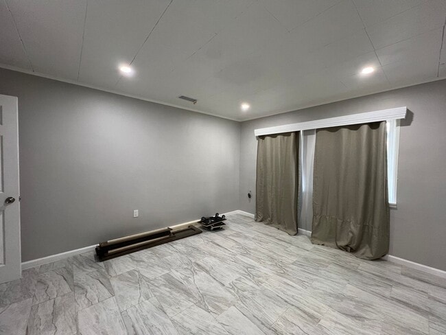 Building Photo - Beautiful 3 Bedroom 1 Bathroom House with Fenced and Landscaped Yard with All Utilities Included