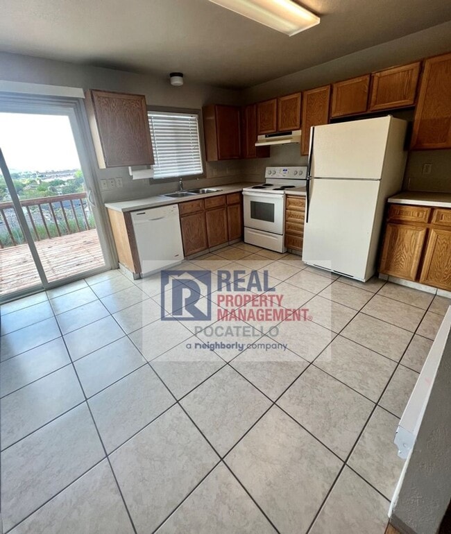 Building Photo - 3 bed 1.5 Bath Duplex - 1 Car Garage