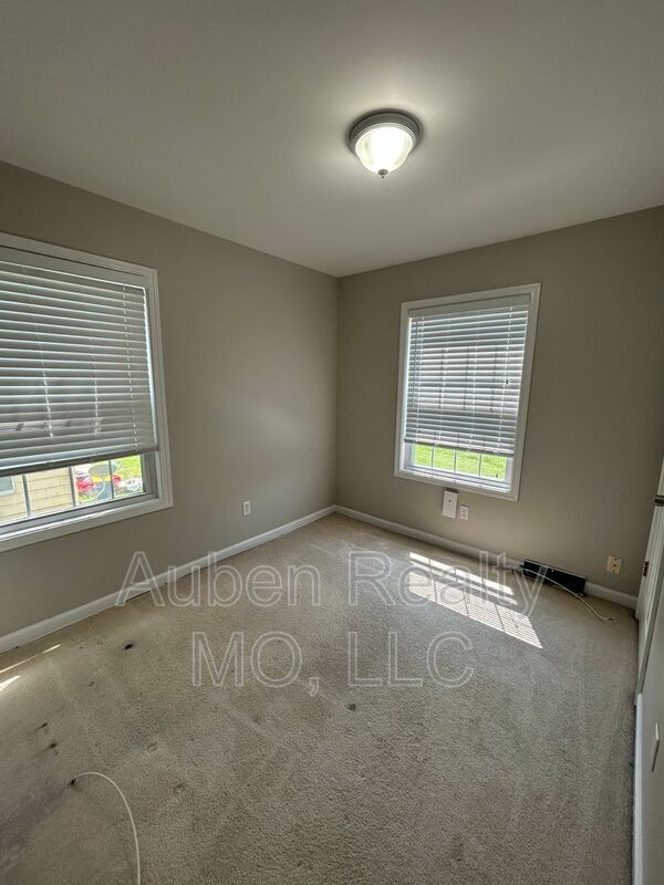 Building Photo - 6610 Metcalf Ave