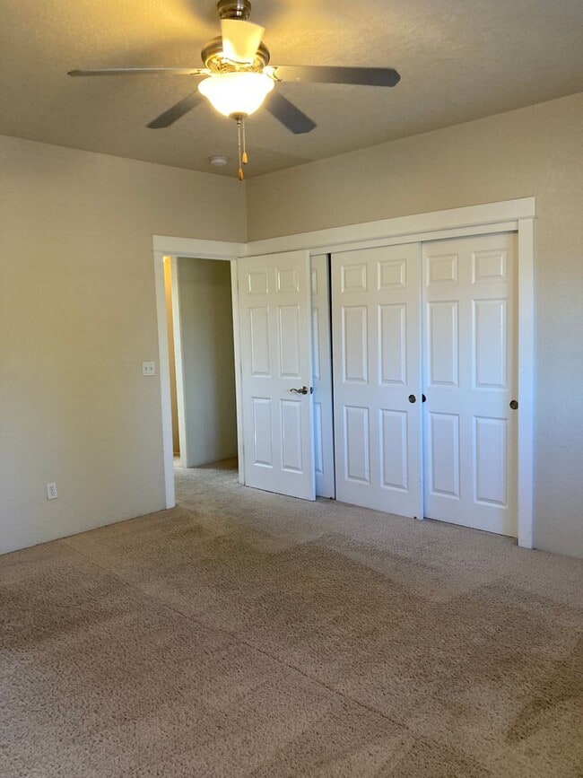 Building Photo - 2 Bedroom 2.5 Bath Townhome