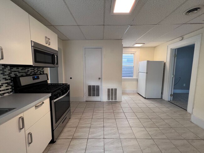 Building Photo - Spacious 1BR Apt now showing!