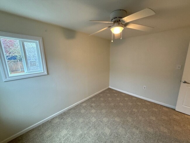 Building Photo - 1070 SW 16th Ave