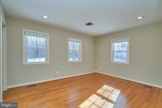 Building Photo - 500 Springvale Rd