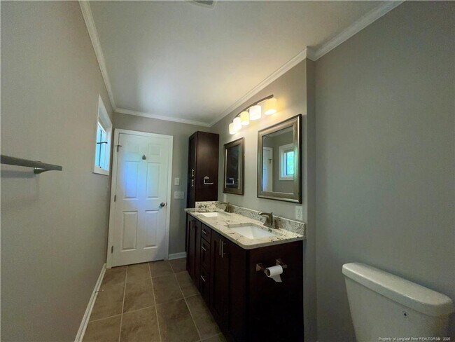 Building Photo - 1710 Chateau Cir