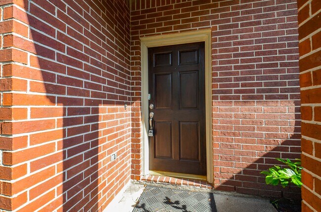 Building Photo - 20430 Drakewood Dr