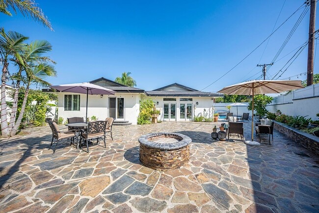 Building Photo - Fully Furnished 3 Bed 2.5 Bath Single Fami...