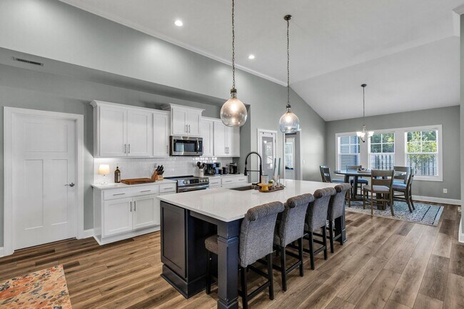 Building Photo - Move in Special!!! $500 off first months r...