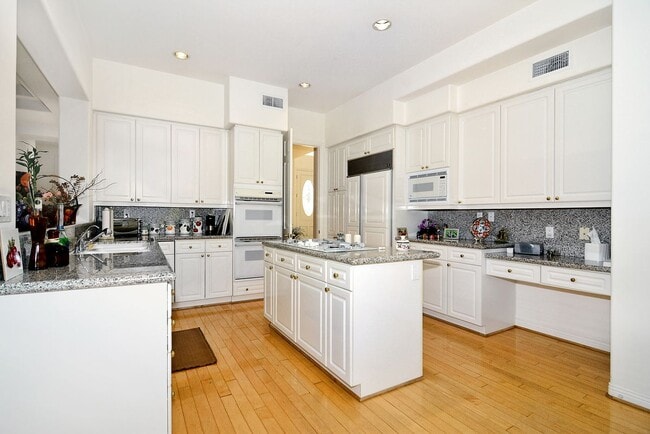 Building Photo - 25339 Prado De Los Arboles
