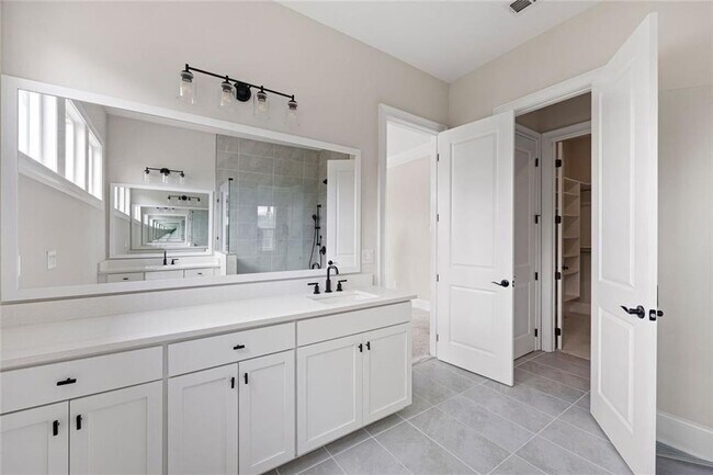 Building Photo - 109 Village Green Ave