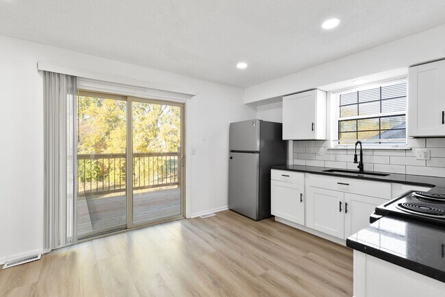 Building Photo - Just Listed! Step into one of the Northland’s most conveniently located gems!