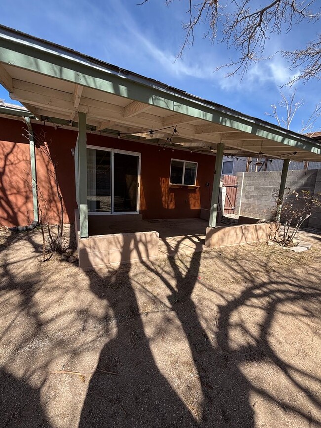 Building Photo - 3BR 2BA home in Desirable NE heights Neigh...