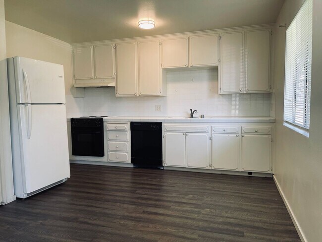 Building Photo - 4233 N Bengston Ave
