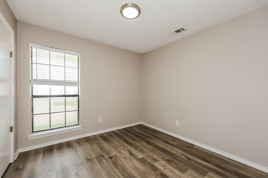 Building Photo - 308 Southlake Dr