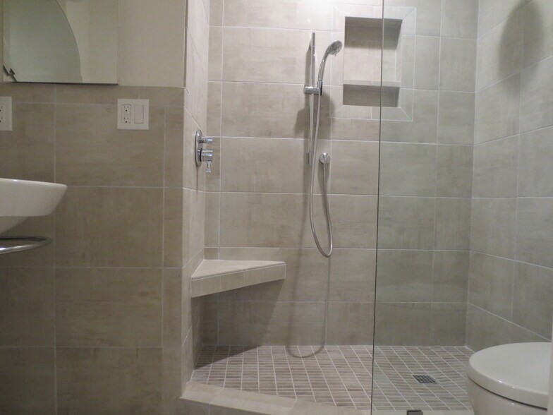 Bath #2 - 1403 S Catalina Ave