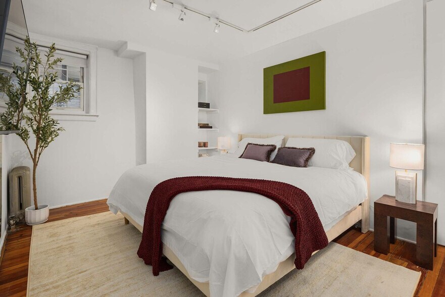 Building Photo - 3 E 9th St