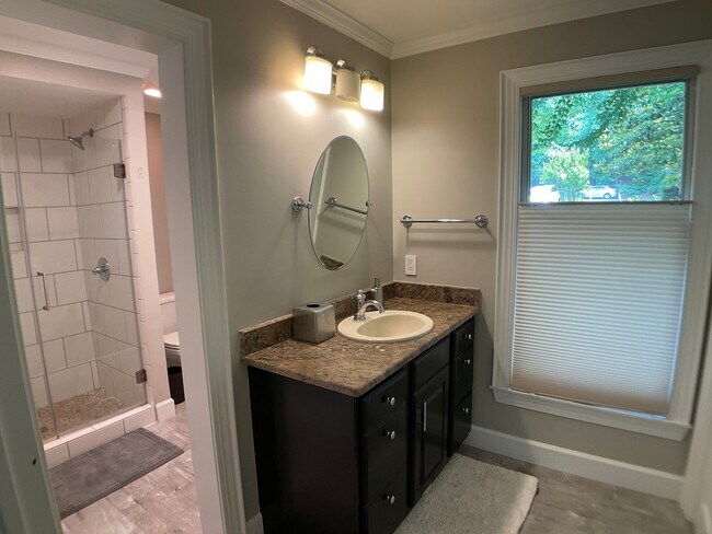 Building Photo - Executive Home in The Heart of Chapel Hill!
