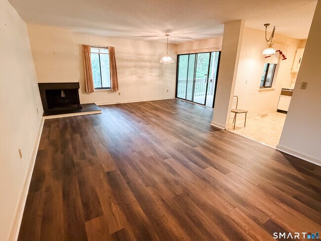 Building Photo - 14 Greenbriar Dr