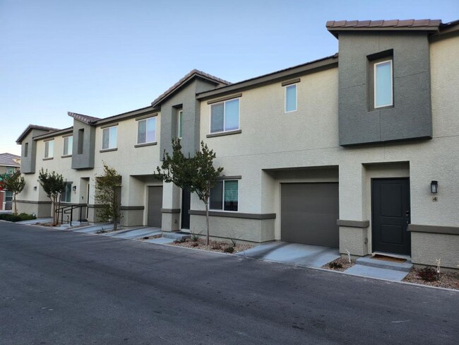 Building Photo - 3 Bedroom Townhouse