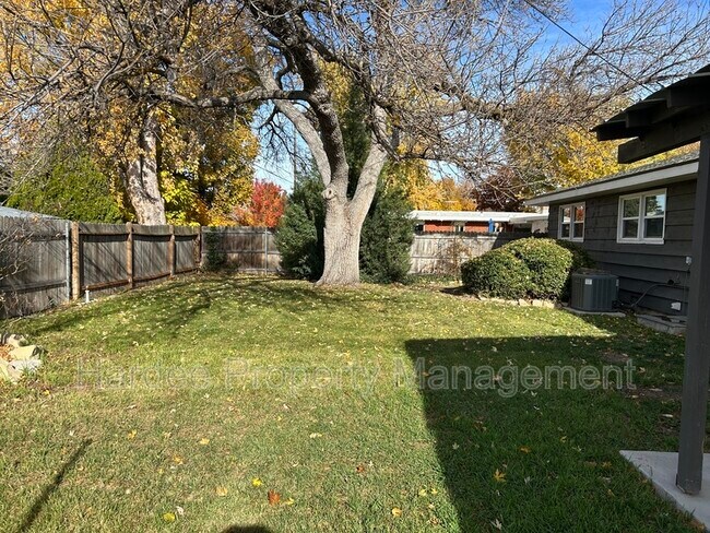 Building Photo - 1835 Broadmoor Dr