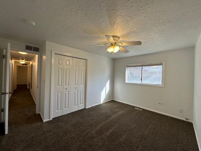 Building Photo - 3 Bedroom 2 Bathroom Single Story Home