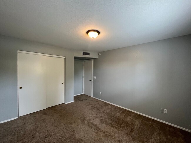 Building Photo - 4 Bedroom Home Near N McQueen Rd and E Cha...