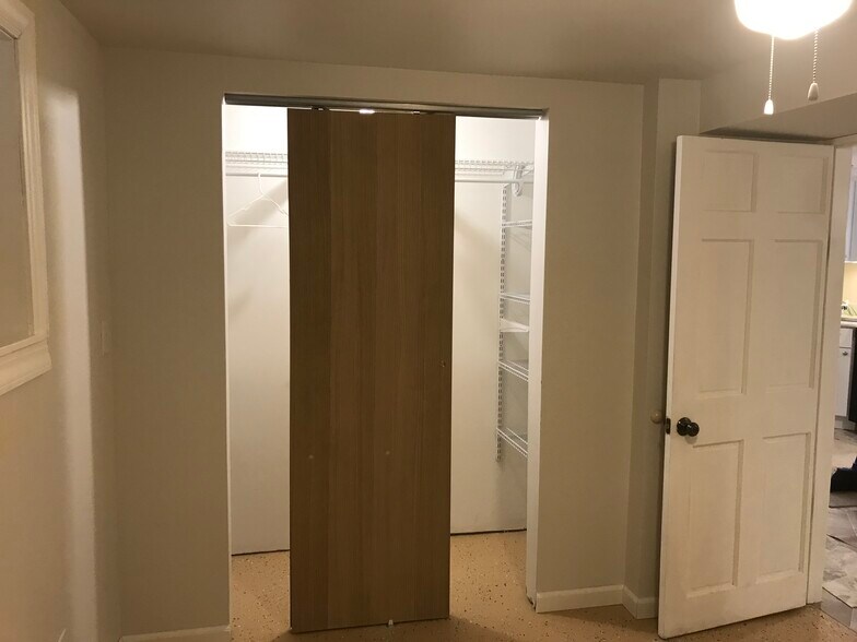 Building Photo - 5335 W Sunnyside Ave