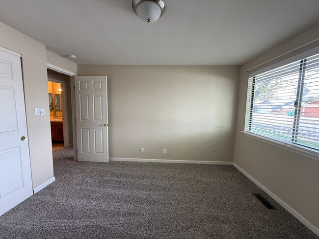 Building Photo - Adorable townhome in the desirable Woodside-Sparks community!