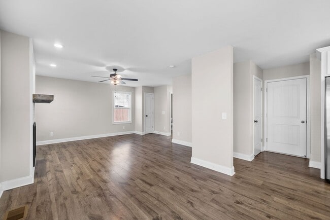 Building Photo - Pet Friendly Three Bedroom with Bonus!