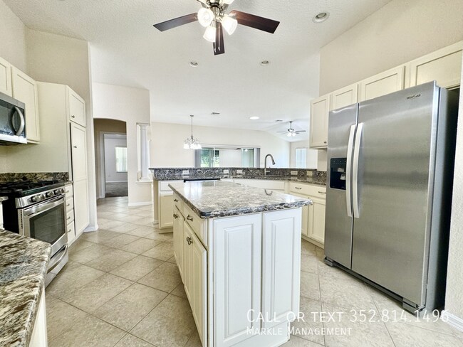 Building Photo - 487 Thistledown Way