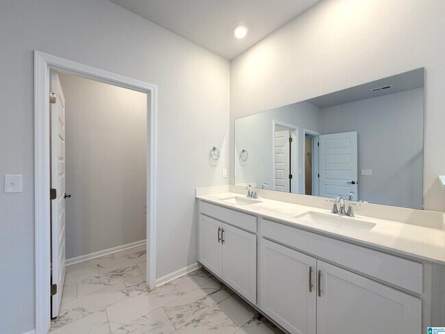 Building Photo - 305 Susan Lynn Dr