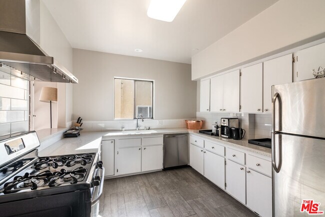 Building Photo - 751 Croft Ave