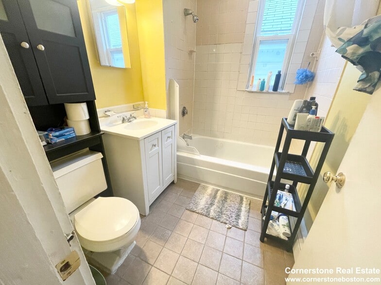 Building Photo - 1572 Tremont St