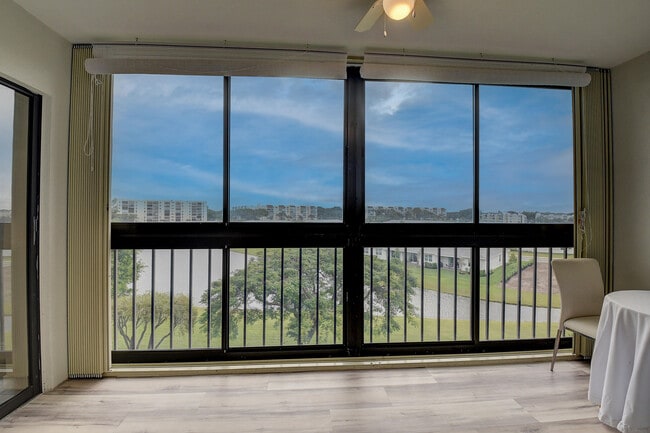 Building Photo - 7076 Huntington Ln