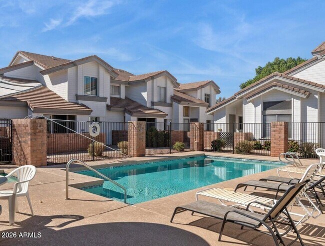 Building Photo - 2201 N Comanche Dr