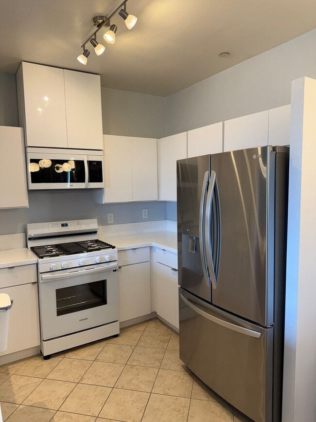 Building Photo - 2Bed - 2Bath Home
