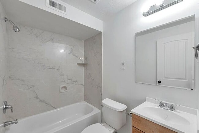 Building Photo - Bright Townhouse in Saratoga Springs w attached 2 car garage