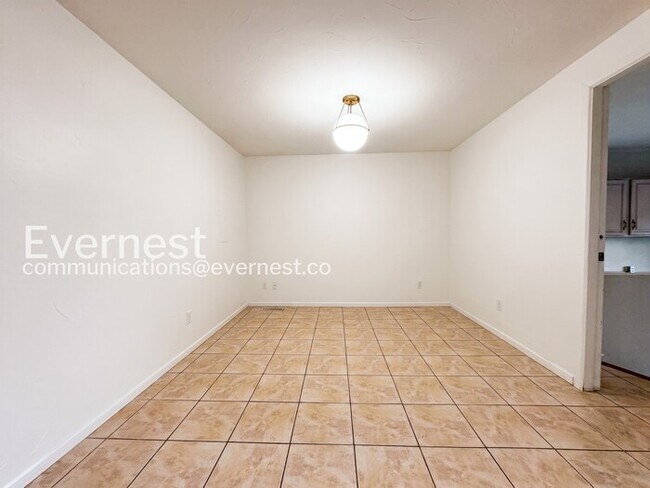 Building Photo - 4-Bed/2-Bath House Charming Home with Fenced Yard/ Available Now!