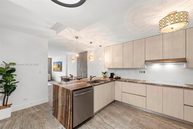 Building Photo - 2301 Collins Ave