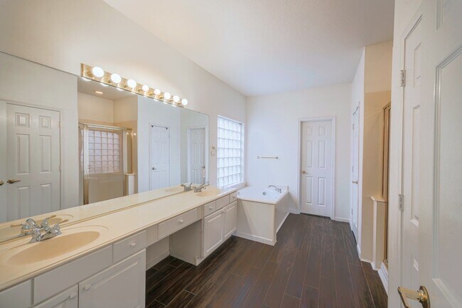 Building Photo - 11606 Canyon Woods Dr