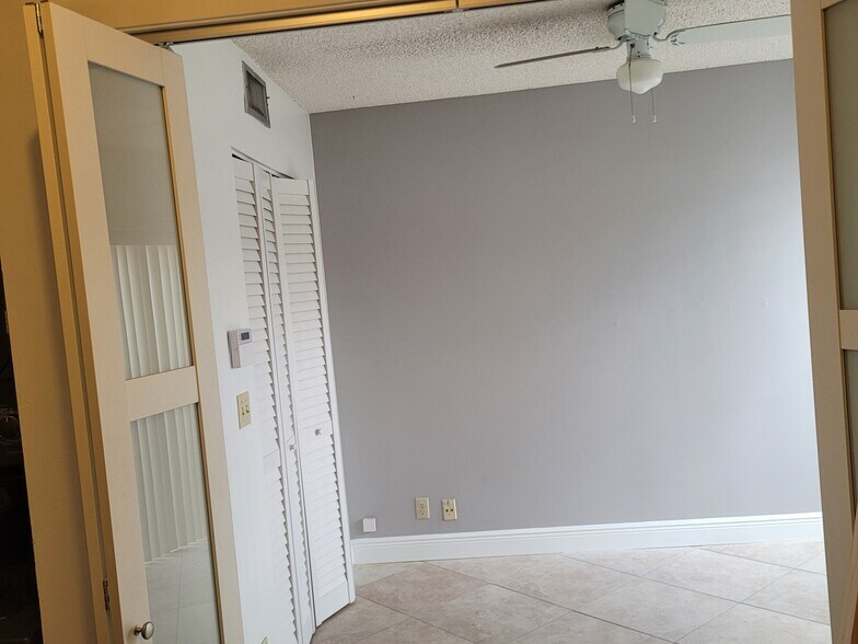 Building Photo - 4401 SW 70th Ter
