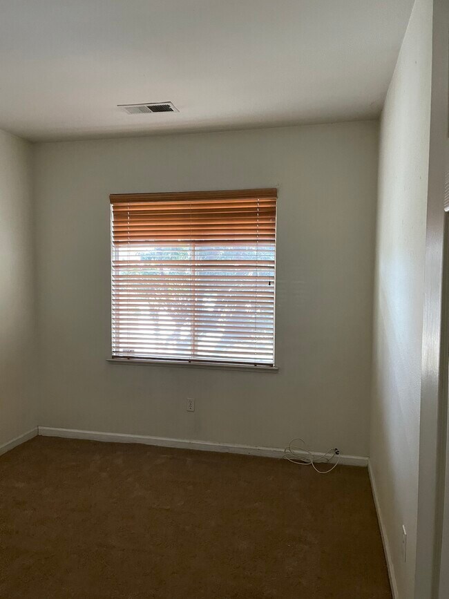 Building Photo - 550 Hearth Way