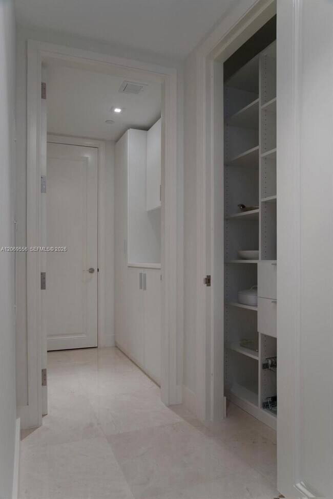 Building Photo - 1425 Brickell Ave