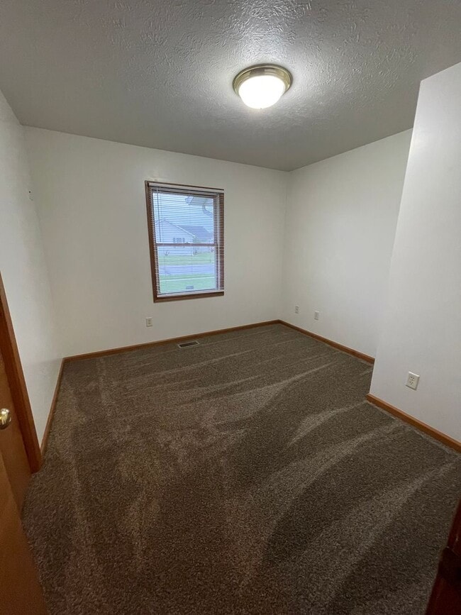 Building Photo - Beautiful 3 Bedroom-2 Bath on Goshen South...