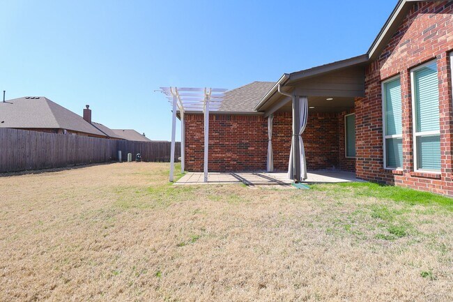 Building Photo - Spacious 3 Bedroom / 2 Bathroom with Modern Upgrade