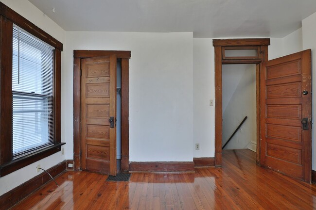 Building Photo - Large 4 Bedroom North Campus Townhouse - 1...