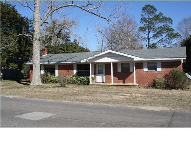 Building Photo - Small Town Living
