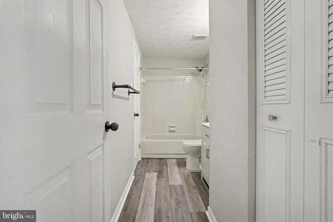 Building Photo - 1713 Chesterfield Square