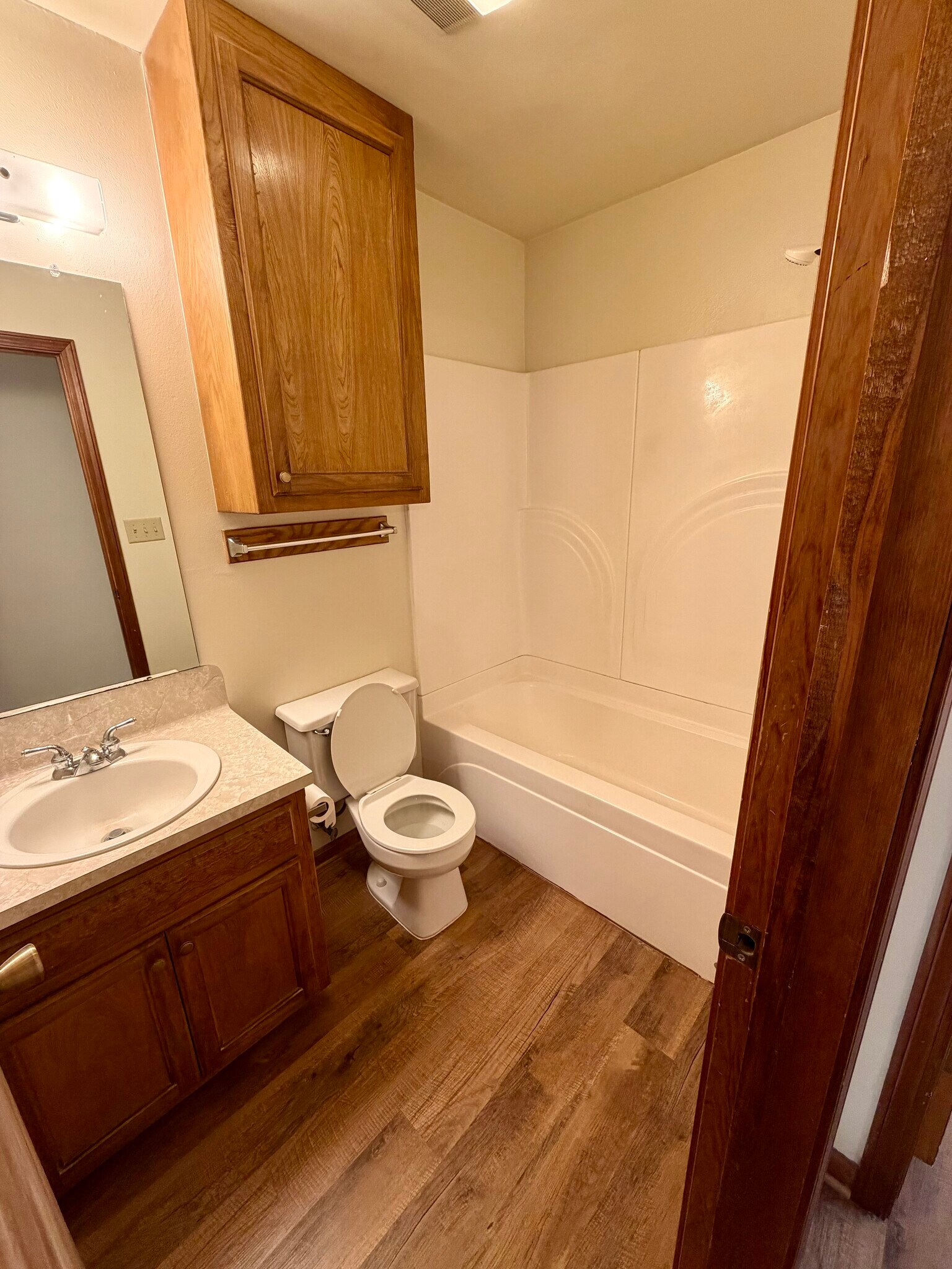 Hallway full bathroom - 29604 Burns Ln
