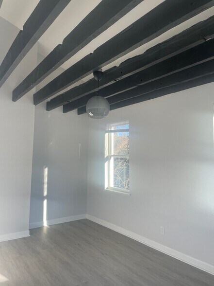 Vaulted Ceiling in Bedroom - 216 Findlay St